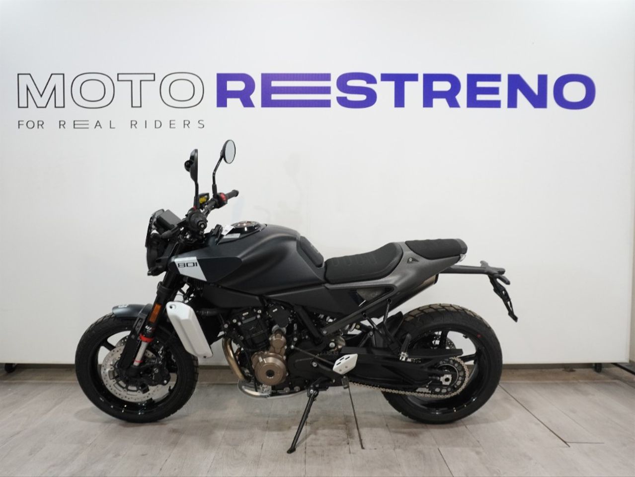 Ver moto HUSQVARNA SVARTPILEN 801