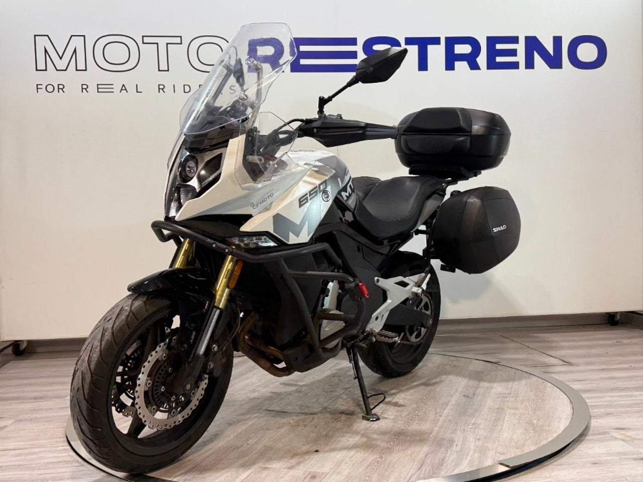 Ver moto CFMOTO 650 MT