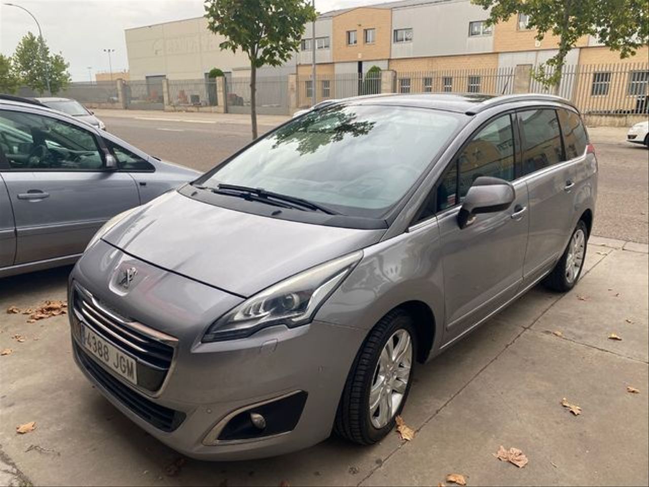 PEUGEOT 5008
